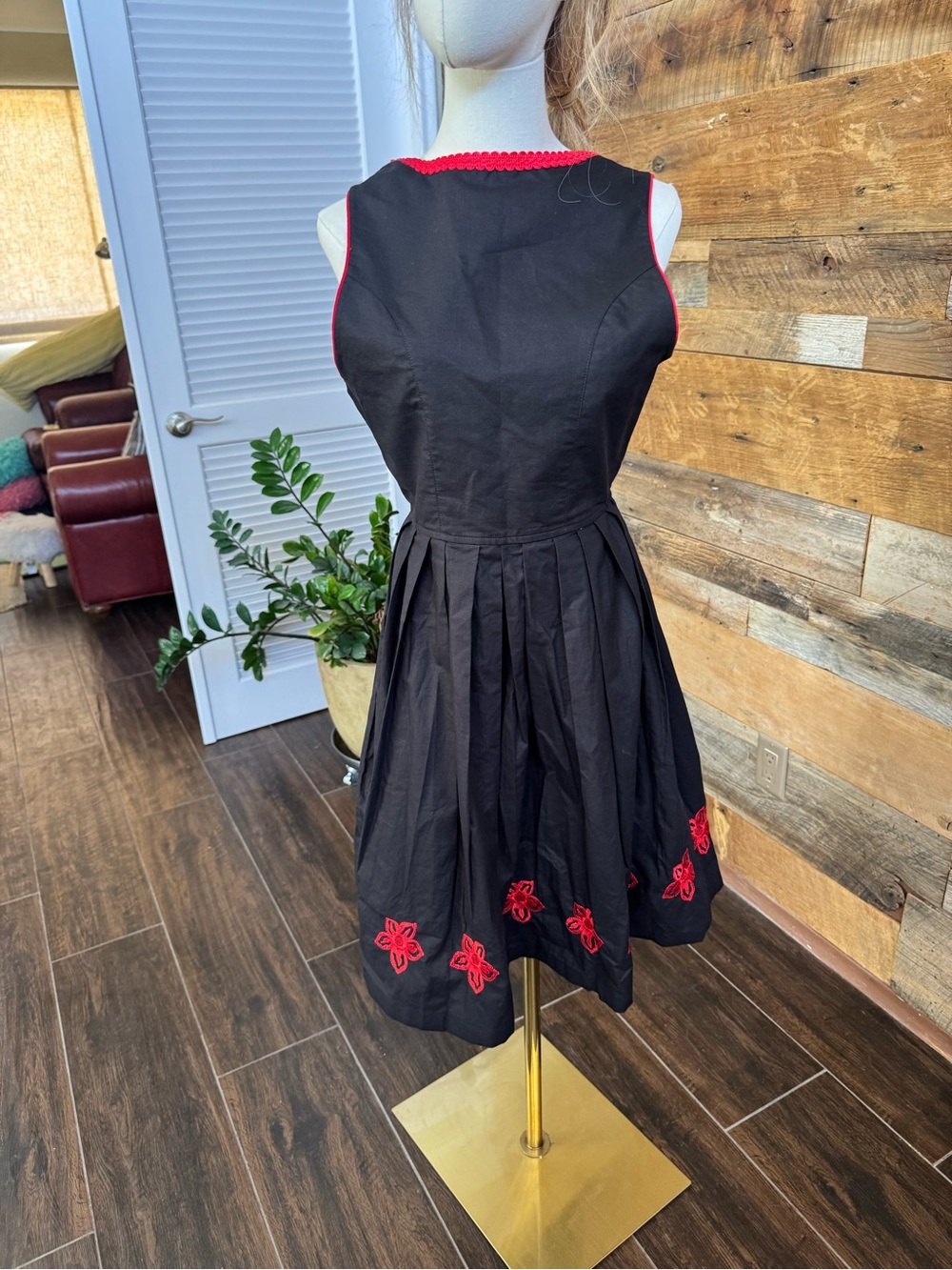 dirndl.com Authentic German Oktoberfest Dress Black Red Embroidered Sz 36 / S